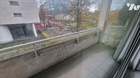 LILLE-A 2 PAS DE LA GARE - T2 DE 50 M² AVEC BALCON + PARKING SOUS SOL - - Photo 2