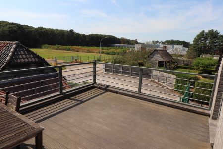 Een ruim appartement op de verdieping met 2 slaapkamers, terras en autostaanplaats. - Foto 4