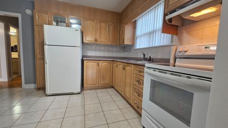 For Lease - 27 Cobb Avenue Unit# Main Floor, Toronto, Ontario - Photo 2