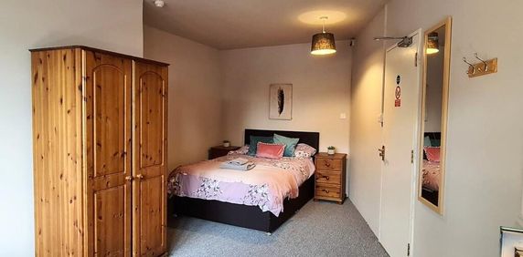 1 bedroom in a house share to rent - Photo 2