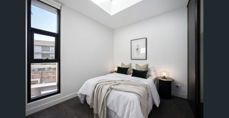 Contemporary Dual-Level Living with a Private Courtyard - Photo 4