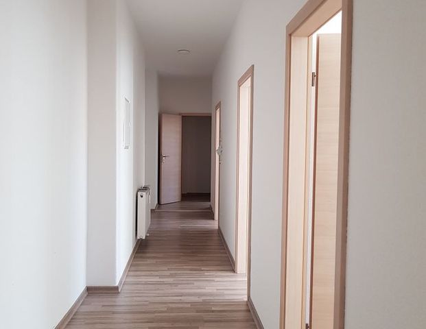 gepflegte 3-Raum Altbauwohnung mit Einbauküche, Badmöblierung, Abstellraum und Balkon - Foto 1