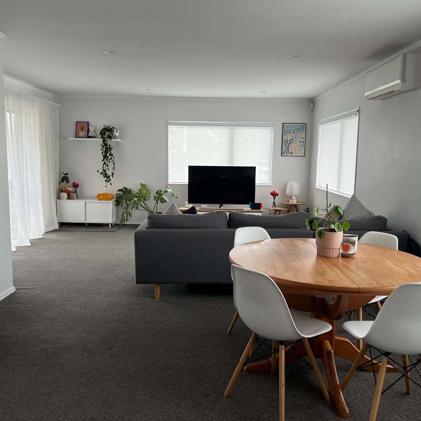 3 Bedrooms, Te Atatu Peninsula - Photo 1