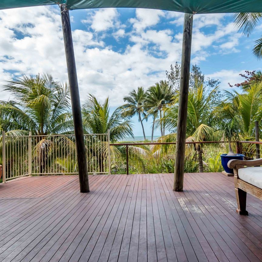 BOUTIQUE BEACHFRONT – WATERFRONT LIVING - Photo 1