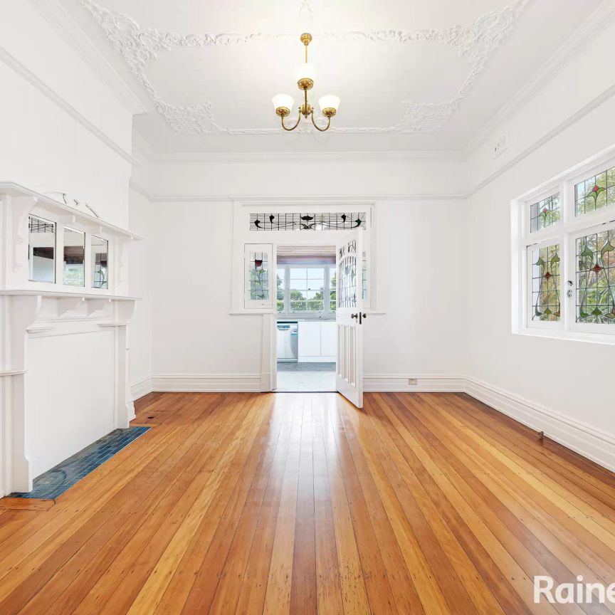 House with 5 bedrooms, 3 bathrooms & parking for 1 car - Photo 1