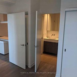 INCREDIBLE VALUE HARBOURFRONT 1 BED CONDO - Photo 2