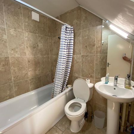 5 bedroom flat share to rent - Photo 4