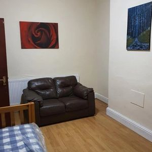 Room in a Shared House, Linden Road, LS11 - Photo 2
