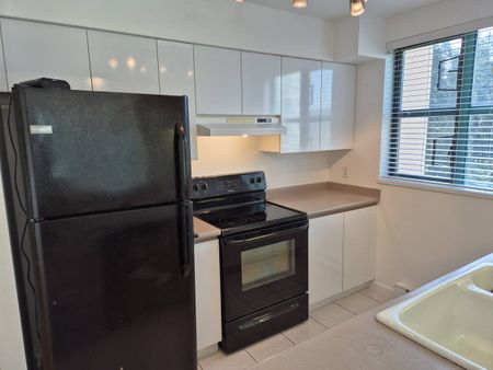 703-3071 Glen drive - Photo 3