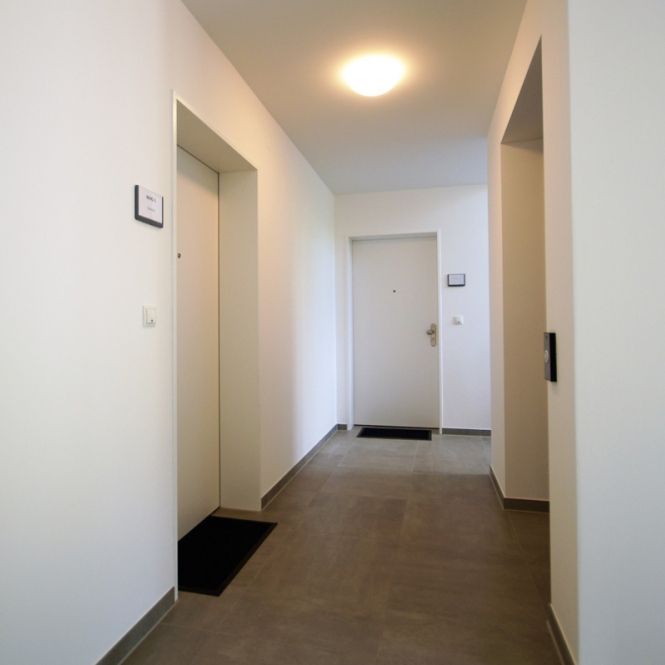 Rundum-Sorglos-Immobilie: Lichterfüllte Penthouse-Wohnung mit Einbauküche und Ausblick!! - Photo 1