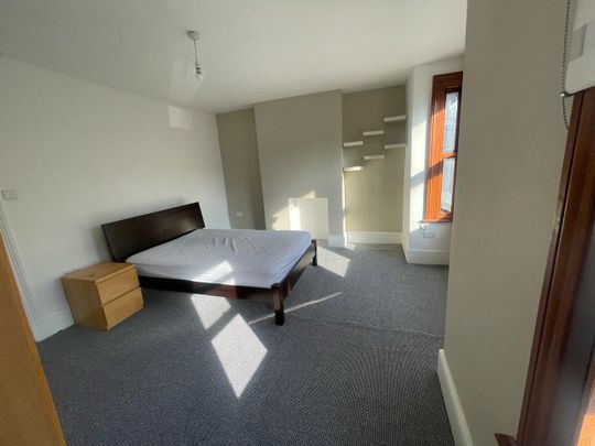 Room in a Shared House, Neville Road, E7 - Photo 1