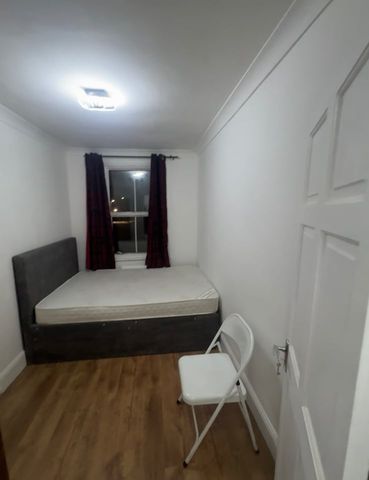 Room in a Shared House, Hermit Road, E16 - Photo 2