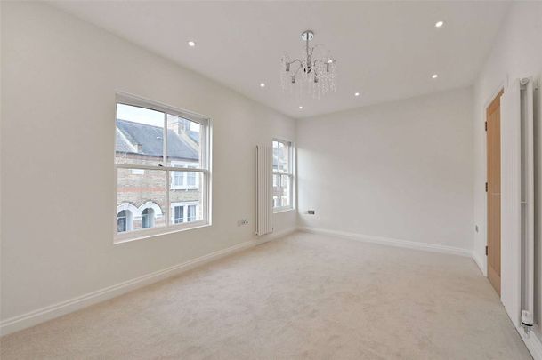A newly refurbished and extended four bedroom home in the heart of Windsor Town. - Photo 1