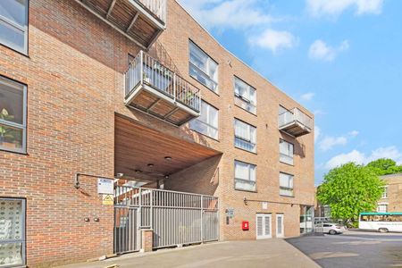 Two double bedroom apartment with substantial private garden. - Photo 3