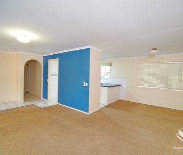 Walking to shopping, close to school - Photo 1