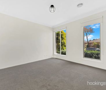 Beautiful spacious family home in heart of Wollert - Photo 2