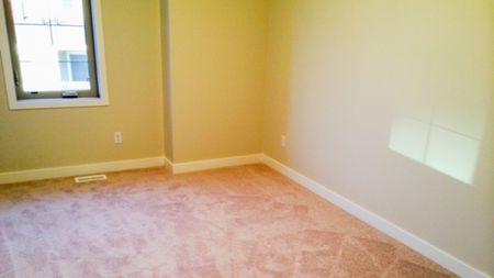 Modern Corner Unit Townhouse In Sage Hill – 2 Bed, 1.5 Bath With Garage. - Photo 2