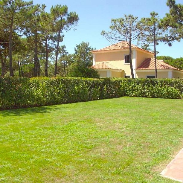 Charmosa moradia com piscina e jardim privativos, em localização privilegiada perto da praia e golfe. - Photo 1