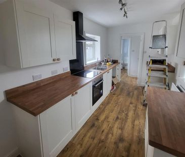 3 bedroom end of terrace house to rent - Photo 4