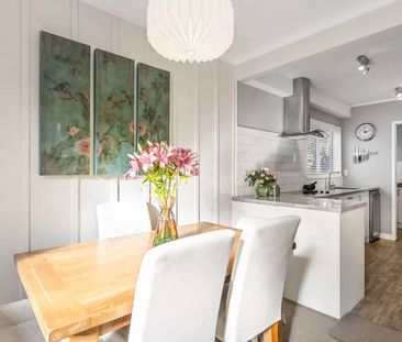 Spacious Open-Plan Living with Comfort & Privacy - Photo 3