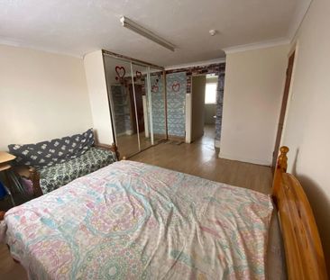 Room in a Shared Flat, Cheltenham Road, BS6 - Photo 2