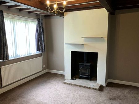 A well presented traditional semi-detached three-bedroom cottage located on a privately owned estate in rural Nottinghamshire - Photo 5