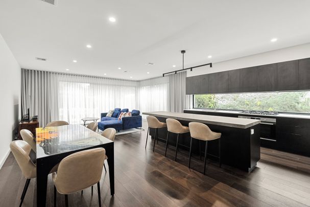 STUNNIG EXECUTIVE TOWNHOUSE IN A PREMIER LOCATION - Photo 1