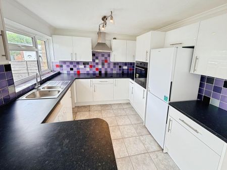 3 bedroom end of terrace house to rent - Photo 4