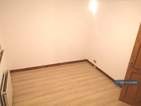 3 bedroom end of terrace house to rent - Photo 2