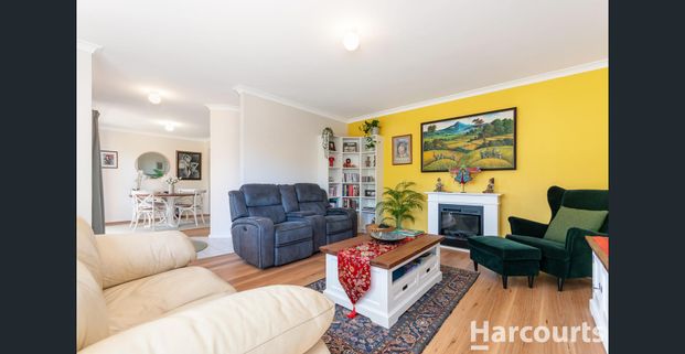 CHARMING 3 X 2 TOWNHOUSE IN PERFECT LOCATION! - Photo 1