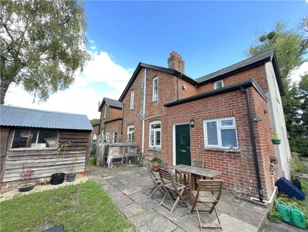 Bright and airy two bedroom semi-detached cottage in a super position located in the popular village of Sparsholt with Primary School, shop and pub. Offers easy access to the mainline railway station in Winchester and the amenities of Weeke including Waitrose. - Photo 4