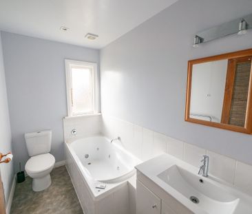 Sunny and Spacious 4-Bedroom home - Photo 4