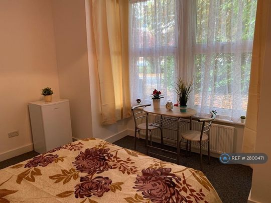 1 bedroom in a flat share to rent - Photo 1