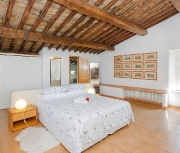 PIAZZA DEL POPOLO-VILLA: Modern, furnished 3 bedroom, 3 bath in private villa. Large terrace with views, spacious living, dining, kitchen. Sunny, silent. Ref 153 - Photo 4
