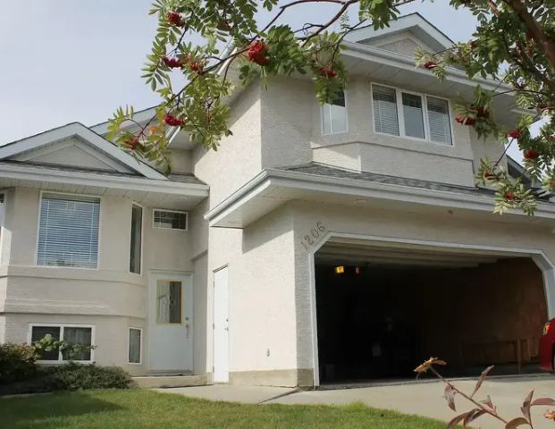 Spacious Single House for Rent in Haddow Communicty | 1206 Henwood Place Northwest, Edmonton - Photo 1