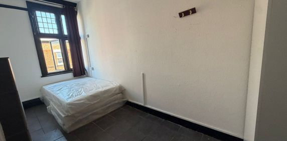 Room in a Shared Flat, High Road, NW10 - Photo 2