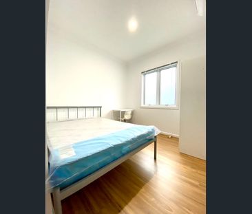 Two Deakin Rooming House - Newly renovated rooming house, furnished... - Photo 2