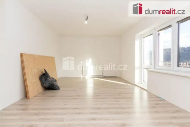 Pronájem prostorného bytu 4+1 s velkým balkonem a krásnými výhledy – Ústí nad Labem - Photo 1