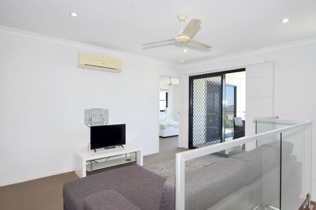 RISE AND SHINE IN SOUTH GLADSTONE - MODERN LIVING WITH BREATHTAKING VIEWS! - Photo 2