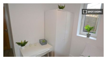 Room for rent in 4-bedroom apartment in Drimnagh, Dublin - Photo 5