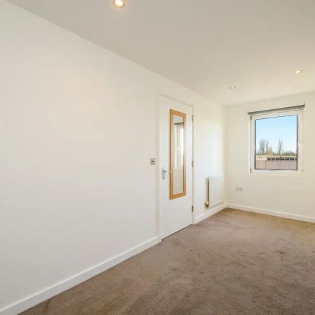 2 bedroom flat in 35 Melliss Avenue - Photo 3