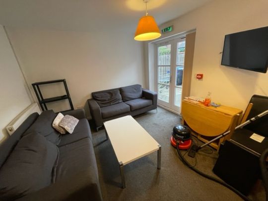 12 Bed Student Accommodation - Photo 1