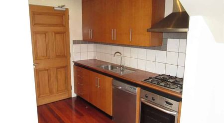 SPACIOUS MODERN STUDIO APARTMENT: - Photo 2