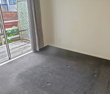 Fabulous 2 bdrm/double garage stand alone home - Photo 4