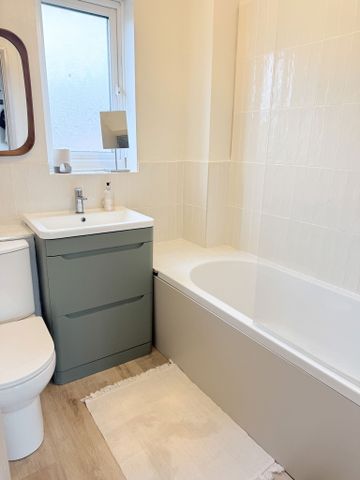 Salisbury Close, Alton, GU34 2TF - Photo 2