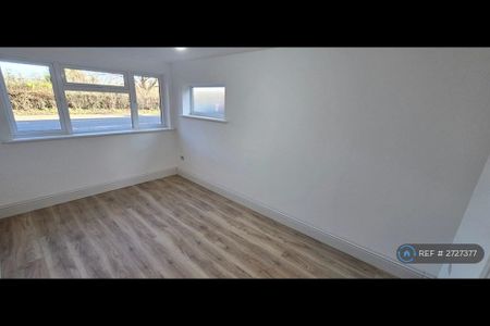 4 bedroom detached house to rent - Photo 4