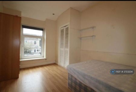 1 bedroom in a house share to rent - Photo 2