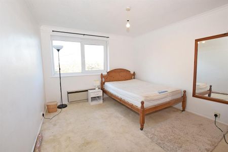 3 bedroom flat to rent - Photo 5