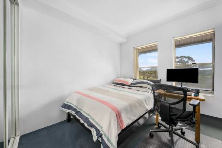 Beautiful apartment in a Leafy Park-side Location - Photo 2