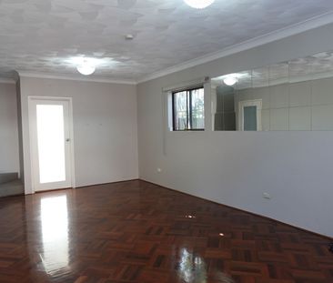 Stunning Renovated Townhouse – a Must-See! - Photo 2